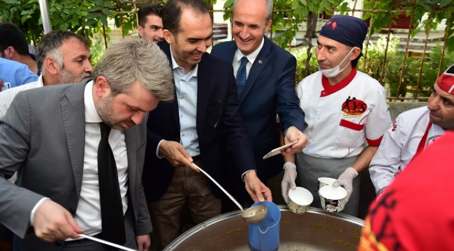 DULKADİROĞLU'NDA AŞURE KAZANI BİRLİK VE BERABERLİK İÇİN KAYNADI..