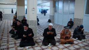 GENÇLERDEN CAMİİ CEMAATİNE SICAK SÜT...