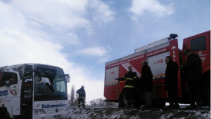 OTOBÜSTE SIKIŞAN YOLCULARI İTFAİYECİLER KURTARDI..