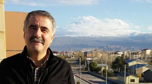ŞAİR YAZAR HEMŞEHRİMİZ AHMET SANDAL PAZARCIK'TA ÖĞRENCİLERLE BULUŞUYOR..