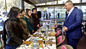 BAŞBAKAN YARDIMCISI KAYNAK GENCLERLE BULUSTU..