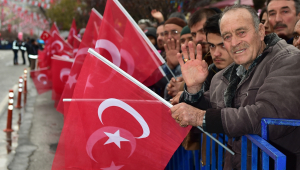 DULKADİROĞLU'NDAN 12 BİN BAYRAK..