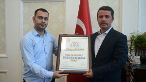 BAŞKAN OKUMUŞ ÖDÜLÜNÜ ALDI...