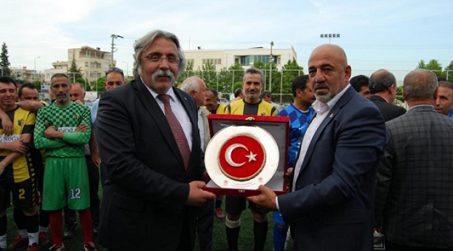 İHTİYAR DELİKANLILAR TOP KOŞTURDU..