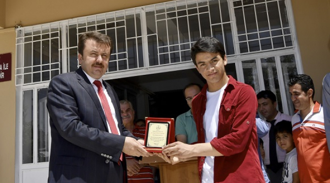 BAŞKAN ERKOÇ KARNE DAĞITTI..