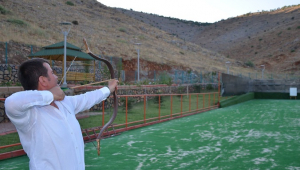 TÜRKOĞLUN'DA AT BİNİLİR, OK ATILIR...