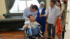 BAŞKAN OKUMUŞ’DAN ENGELLİ VATANDAŞLARA TEKERLEKLİ SANDALYE..