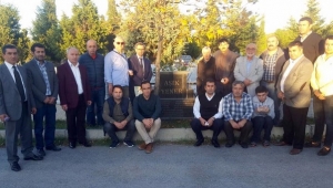 BÜYÜK USTA AŞIK YENER KABRİ BAŞINDA ANILDI..