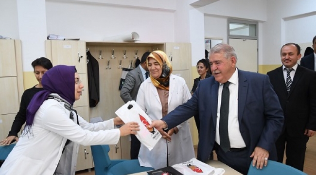 Başkan Hanefi Mahçiçek, “İnsanlığı Aydınlık Yarınlara Taşıyan Öğretmenlerimizdir”..