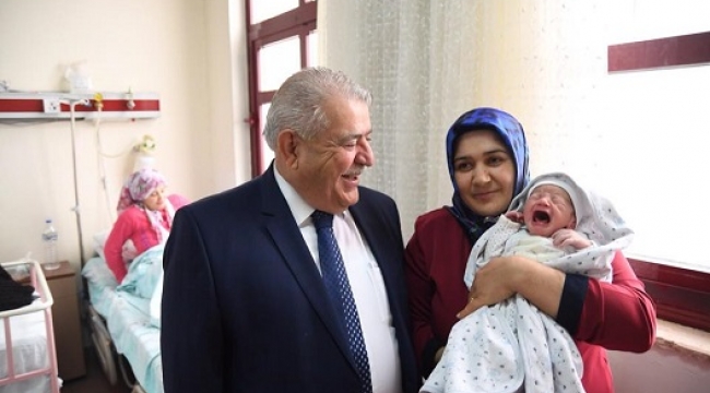 BAŞKAN MAHÇİÇEK'TEN HOŞGELDİN BEBEK HEDİYESİ..