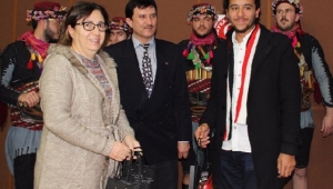 ONİKİŞUBAT’TAN ÖĞRENCİLERE BAYRAK HEDİYESİ...
