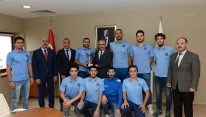 1.Lige Yükselen KSÜ Erkek Voleybol Takımı, Rektör Deveci’yi Ziyaret Etti..