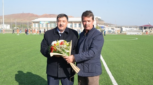 ÇİÇEKLE KARŞILAYIP 6 GOLLE UĞURLADILAR...