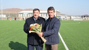 ÇİÇEKLE KARŞILAYIP 6 GOLLE UĞURLADILAR...