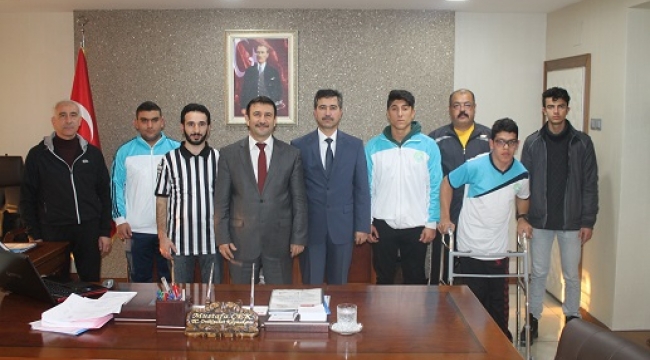KAYMAKAM ÇEK, LİDER GENÇLİK SPOR KULÜBÜ YÖNETİMİNİ KABUL ETTİ..