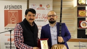 AFŞİNDER SES VE TAMBUR SANATÇISI HAKAN DEDELER ‘İ KONUK ETTİ..
