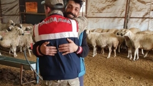 JANDARMAYA SARILARAK TEŞEKKÜR ETTİ..