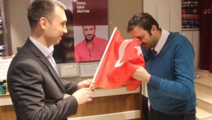 ÜLKÜ OCAKLARI BAYRAK DAĞITTI..
