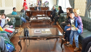 BAŞKAN OKUMUŞ; DOWN SENDROMLU ÖĞRENCİLERİ MAKAMINDA MİSAFİR ETTİ