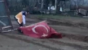 BAYRAK SEVGİSİ YÜREKTEN GELİR..