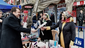 KAMEK KERMESİ'NDE KADINLARA KARANFİL DAĞITILDI
