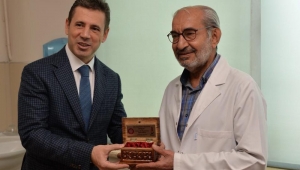 ONİKİŞUBAT’TAN DOKTORLARA AHŞAP EL İŞLEMELİ SANDIK