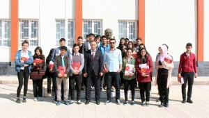 ONİKİŞUBAT’TAN EKİNÖZÜLÜ ÖĞRENCİLERE KİTAP DESTEĞİ