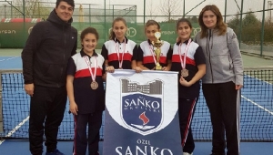 SANKO OKULLARI KÜÇÜK KIZ TENİS TAKIMI İL ÜÇÜNCÜSÜ OLDU..