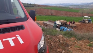 TRAKTÖR DEVRİLDİ.. 5 YARALI..