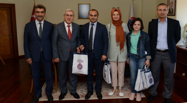23 NİSAN’DA KSÜ REKTÖRÜ NESRİN SENA GÜRLEK OLDU