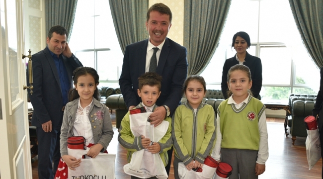 BAŞKAN OKUMUŞ; KOLTUĞUNU MİNİK ÖĞRENCİLERE DEVRETTİ
