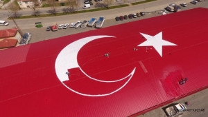 BU BAYRAK UÇAK YOLCULARINA MORAL VERİR..