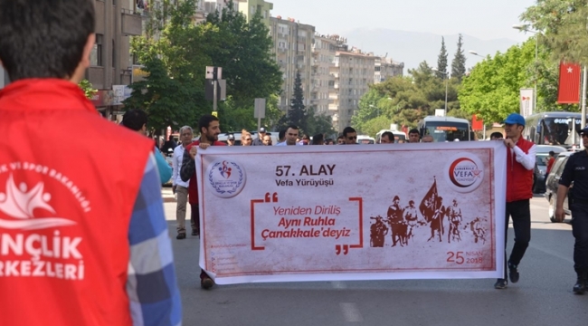KAHRAMAN GENÇLERİMİZ 57. ALAYA VEFA YÜRÜYÜŞÜNÜ GERÇEKLEŞTİRDİ