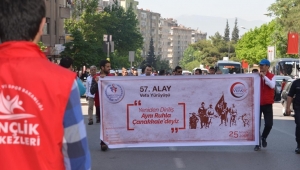 KAHRAMAN GENÇLERİMİZ 57. ALAYA VEFA YÜRÜYÜŞÜNÜ GERÇEKLEŞTİRDİ
