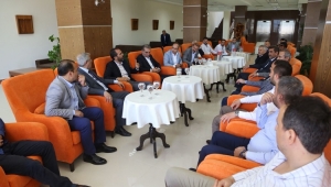 ÖZDEMİR, KAPI KAPI DOLAŞARAK VATANDAŞLA GÖNÜL BAĞI KURMAYA DEVAM EDİYOR