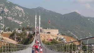 4 minareli yaya köprüsü ziyaretçi akınına uğruyor..