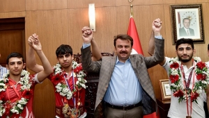 BAŞKAN ŞAMPİYONLARI AĞIRLADI..