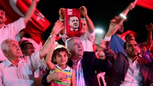 BU ÜLKENİN BAYRAĞI İNMEYECEK, EZANI DİNMEYECEKTİR...