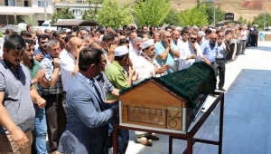 Öldürülen başkan toprağa verildi..