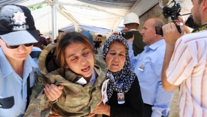 ŞEHİDİMİZİ, EŞİ PARKA VE ŞAPKASINI GİYEREK UĞURLADI..