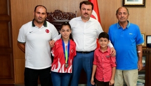 MİLLİ YÜZÜCÜ ÖZTÜRK'TEN BAŞKAN ERKOÇ'A ZİYARET..