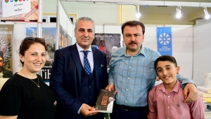 BAŞKAN ERKOÇ KİTAP FUARINDA İLGİ ODAĞI OLDU..
