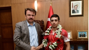 HALİL GÖKDENİZ OLİMPİYAT ÜÇÜNCÜSÜ ..