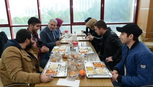 REKTÖR CAN, ÖĞRENCİLERLE YEMEKTE BİR ARAYA GELDİ