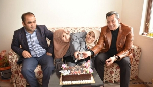 SİYAM İKİZLERE DOĞUM GÜNÜ SÜRPRİZİ..
