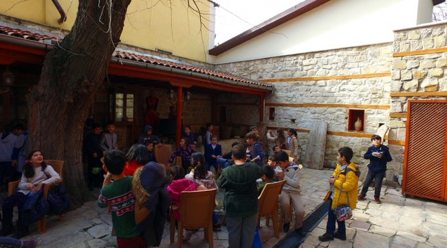 TARİHİ YERİNDE ÖĞRENİYORLAR