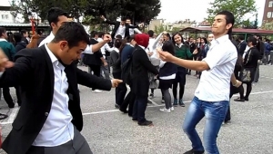 KAHRAMANMARAŞLI LİSELİLER EN ÇOK ONLARIN ŞARKILARINI SÖYLEDİ...