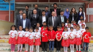 BAŞKAN AYDIN OKUMA BAYRAMINDA KİTAP HEDİYE ETTİ..