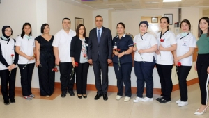 HEMŞİRELİK BÖLÜMÜ AKADEMİSYENLERİNDEN ÖĞRENCİ VE HEMŞİRELERE KARANFİL ..