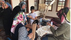 KÜLTÜREL MİRAS GELECEK NESİLLERE İLMEK İLMEK NAKŞEDİLİYOR..